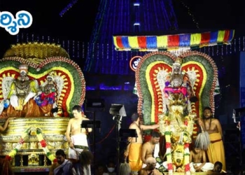 నాగపడగ నీడన భక్తకోటికి దర్శనం