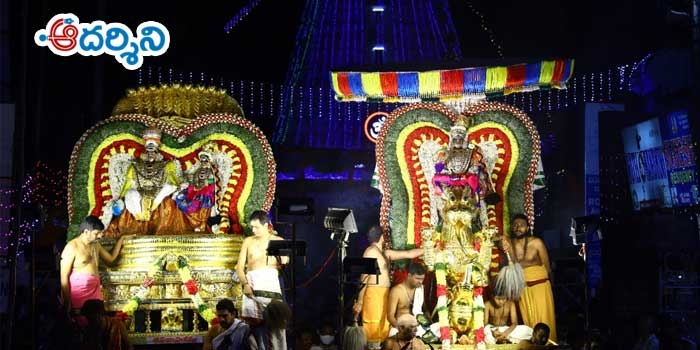 నాగపడగ నీడన భక్తకోటికి దర్శనం