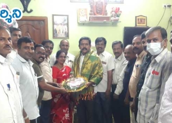 అంజూరు శీనును సత్కరించిన యూటీఎఫ్ నేతలు