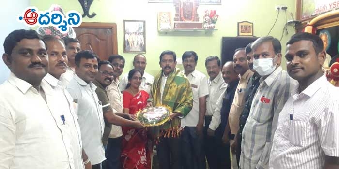 అంజూరు శీనును సత్కరించిన యూటీఎఫ్ నేతలు