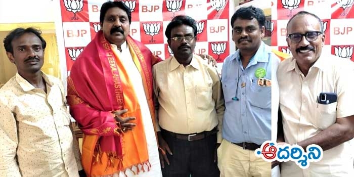 డాక్టర్ చంద్రప్పను సన్మానించిన ఎల్ఐసీ ఏజెంట్లు