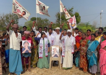జనసేనాని పవన్ కు పాలాభిషేకం