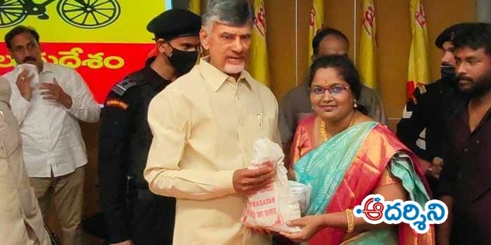 చంద్రబాబుకు ముక్కంటి తీర్థప్రసాదాలు