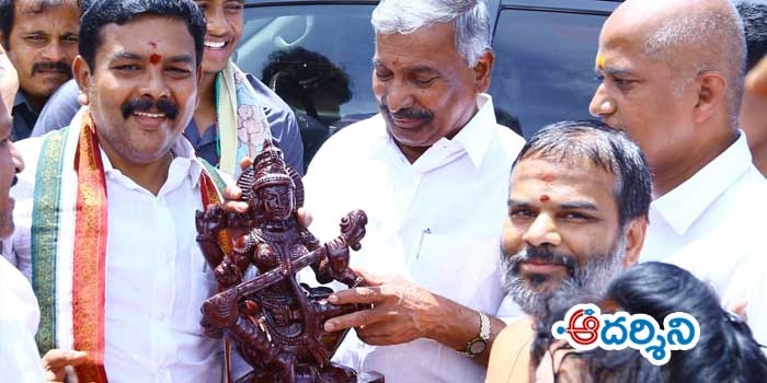 మంత్రి పెద్దిరెడ్డి కి ఘనస్వాగతం