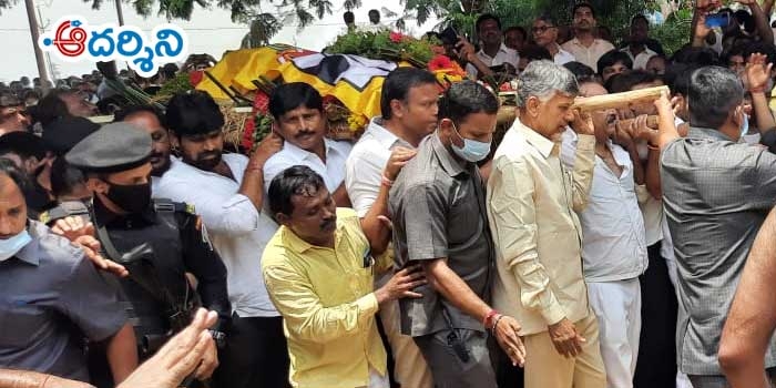 ఆప్తమిత్రుని పాడె మోసిన చంద్రబాబునాయుడు