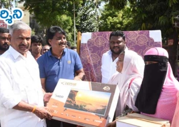 మేనమామ సాంగ్యం అందించిన పెద్దిరెడ్డి, మధు