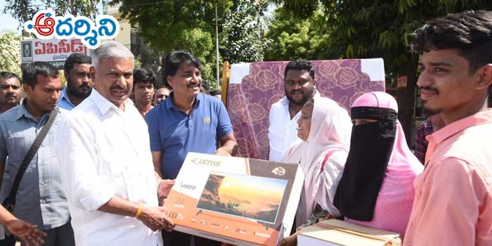 మేనమామ సాంగ్యం అందించిన పెద్దిరెడ్డి, మధు