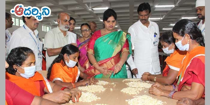 తిరుమల శ్రీవారి సేవలో లండన్ భక్తులు