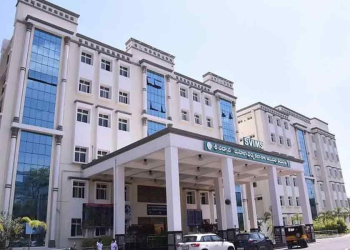 స్విమ్స్ భోజనశాలలో జేఈవో ఆకస్మిక తనిఖీ