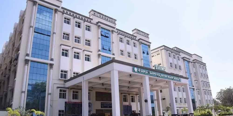 స్విమ్స్ భోజనశాలలో జేఈవో ఆకస్మిక తనిఖీ